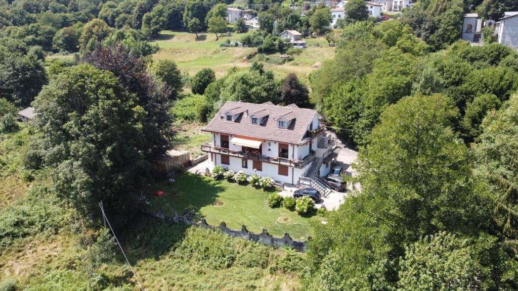 Villa Immersa Nel Verde A Lanzo dʼIntelvi Екстериор снимка